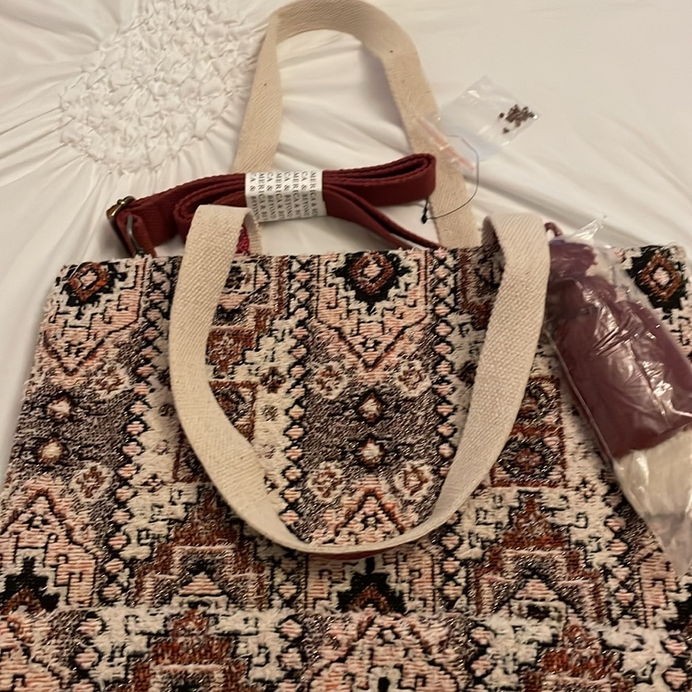 Woven Patterned Tote Bag in Beige & Burgundy - Picture 3 of 9
